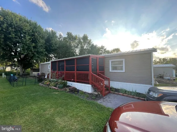 2704 Genna Cir, Dover, PA 17315
