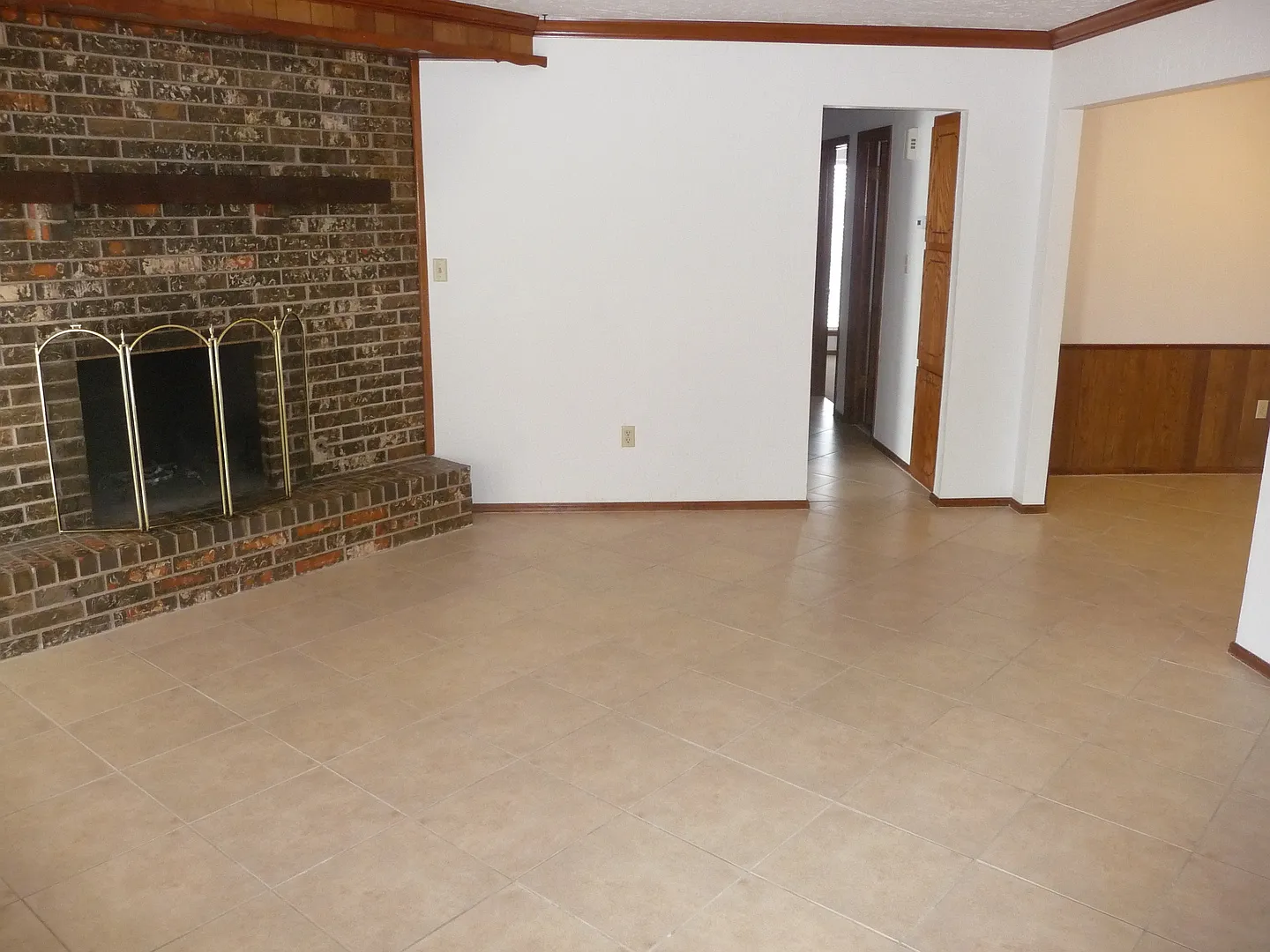 Spacious townhouse on East side — Photo 4