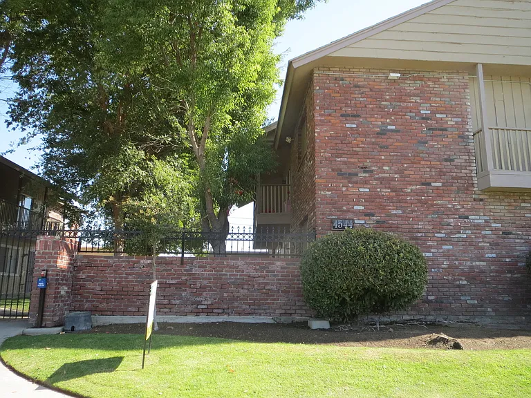 4544 N. Sharon Ave (670L-671G) — Photo 1