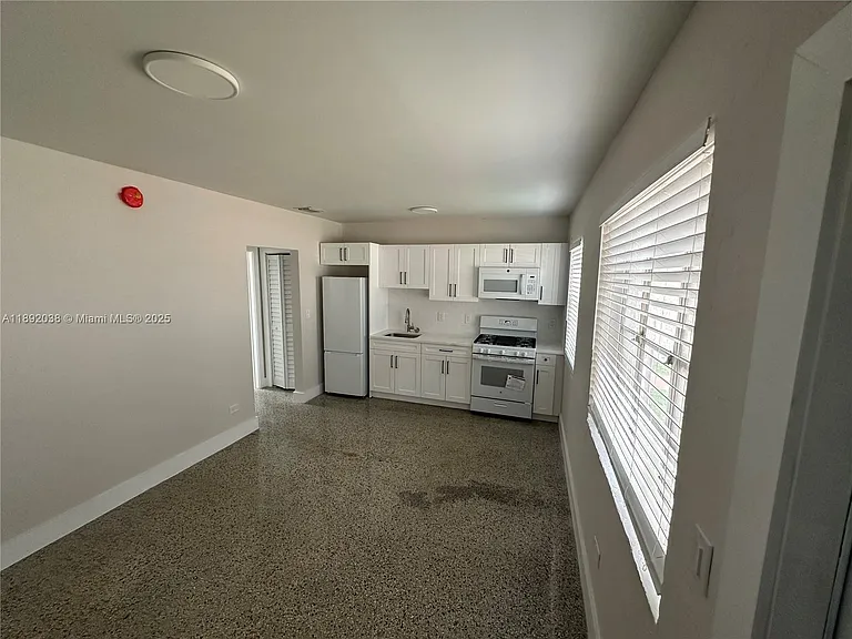 211 SW 18th Ave #2 — Photo 1