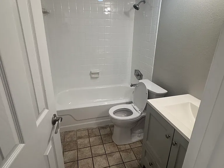 100 E Kentucky Ave #J3 — Photo 5