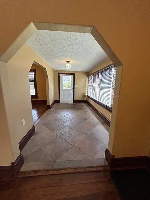 3 bed, 1.5 bath, 2950 sqft, $1,750 — Photo 4