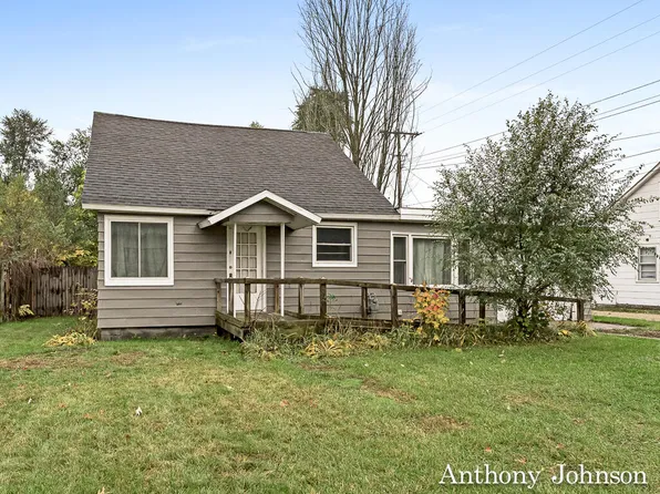 1036 E Swain St, White Cloud, MI 49349