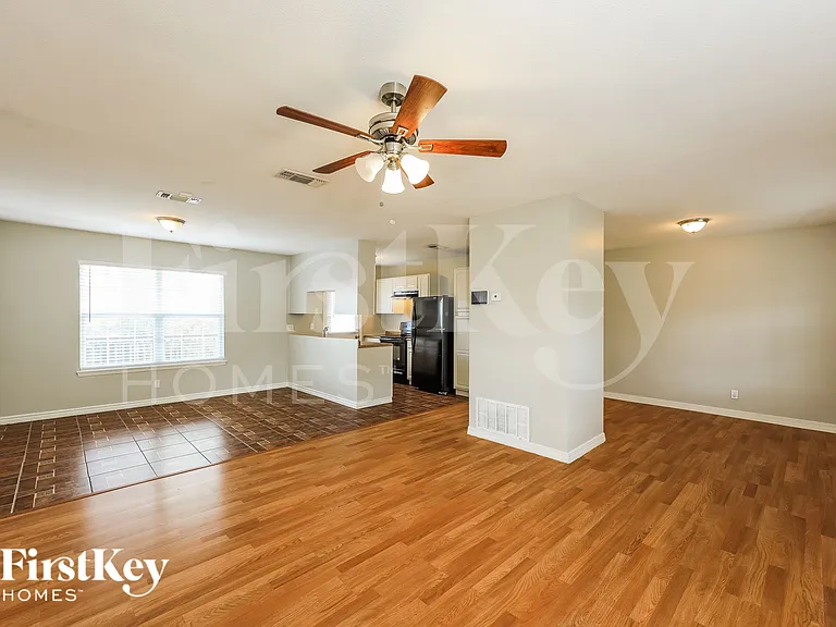 1802 Wilsons Creek St — Photo 5