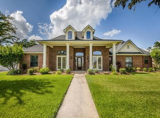 108 Arrowhead Dr, Lake Jackson, TX 77566