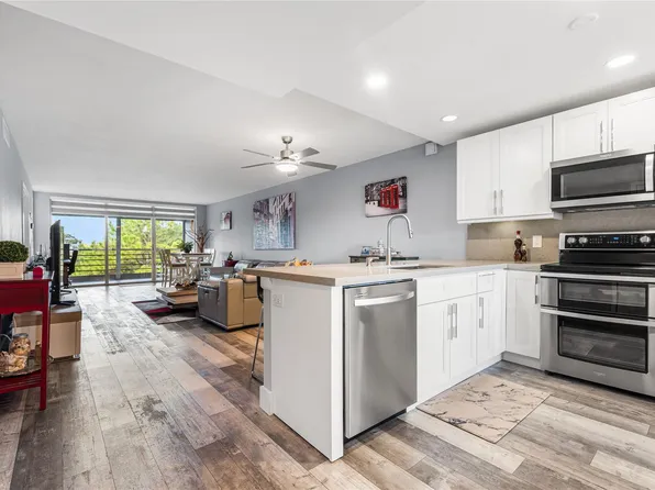 535 Oaks Drive #404, Pompano Beach, FL 33069