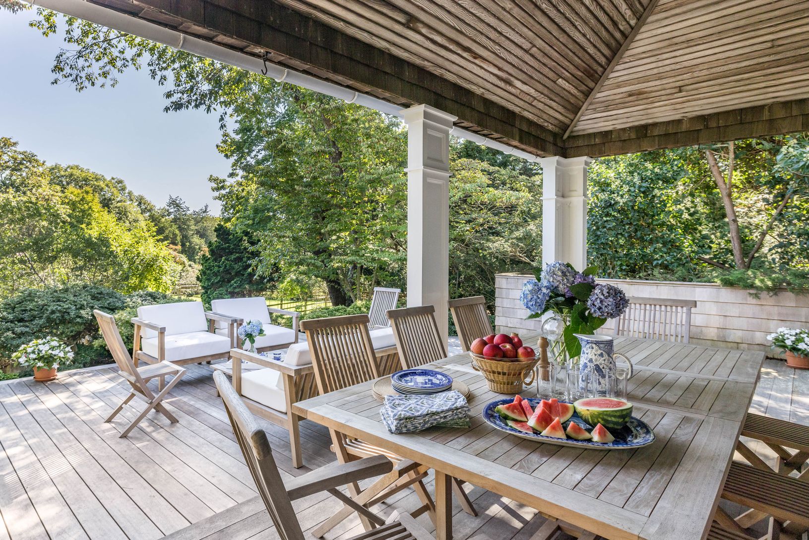  Outdoor entertaining space