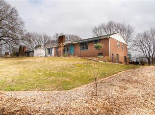 1401 Drumcliffe Rd, Winston Salem, NC 27103