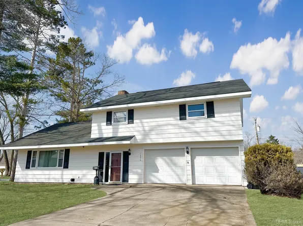 1636 S Park St, Iron Mountain, MI 49801