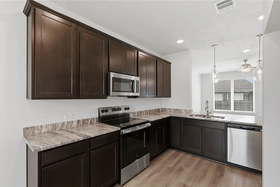 3 bed, 1349 sqft, $1,900 — Photo 4