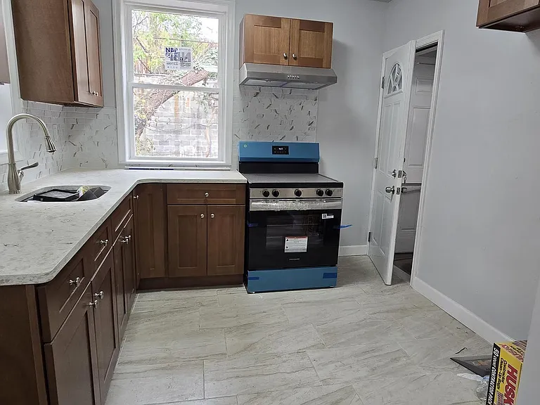 1411 W Loudon St — Photo 8