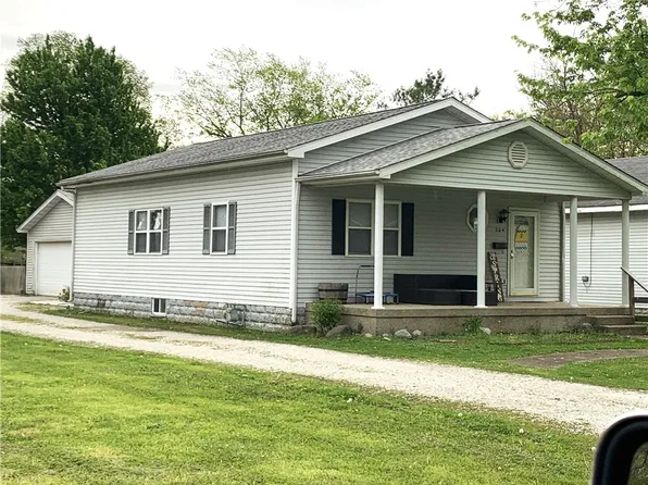 204 Wells St, Pana, IL 62557