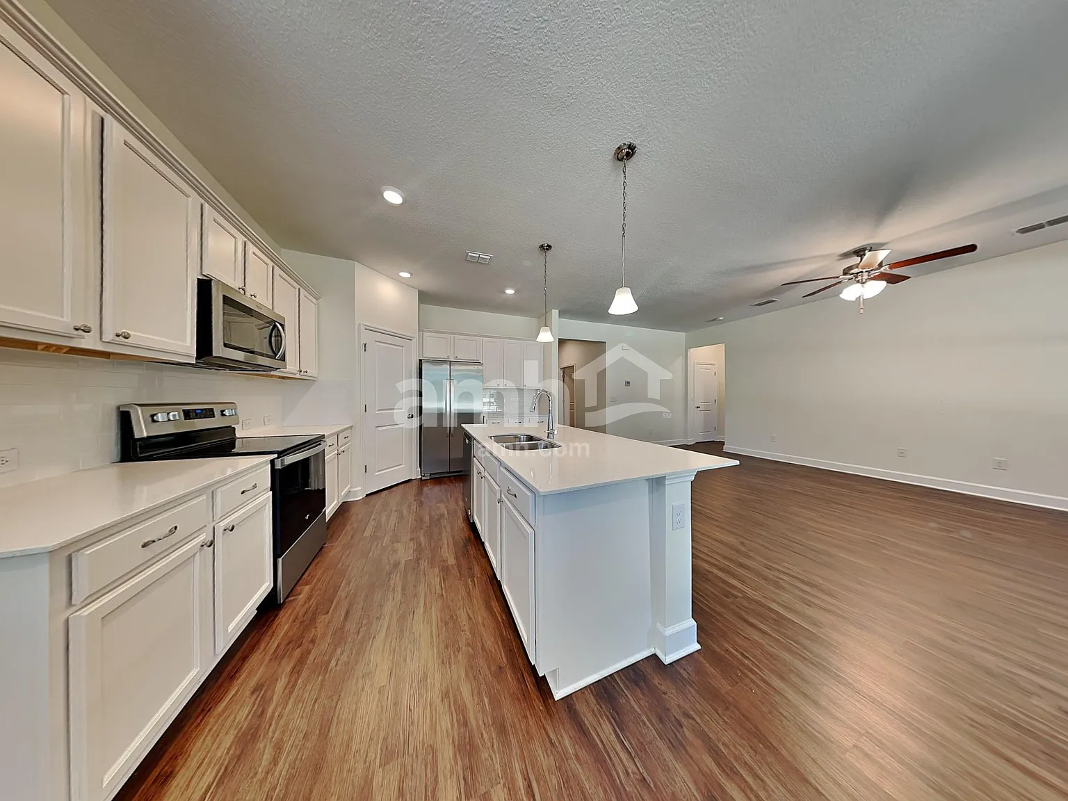 5 bed, 3.0 bath, 2525 sqft, $2,870 — Photo 3