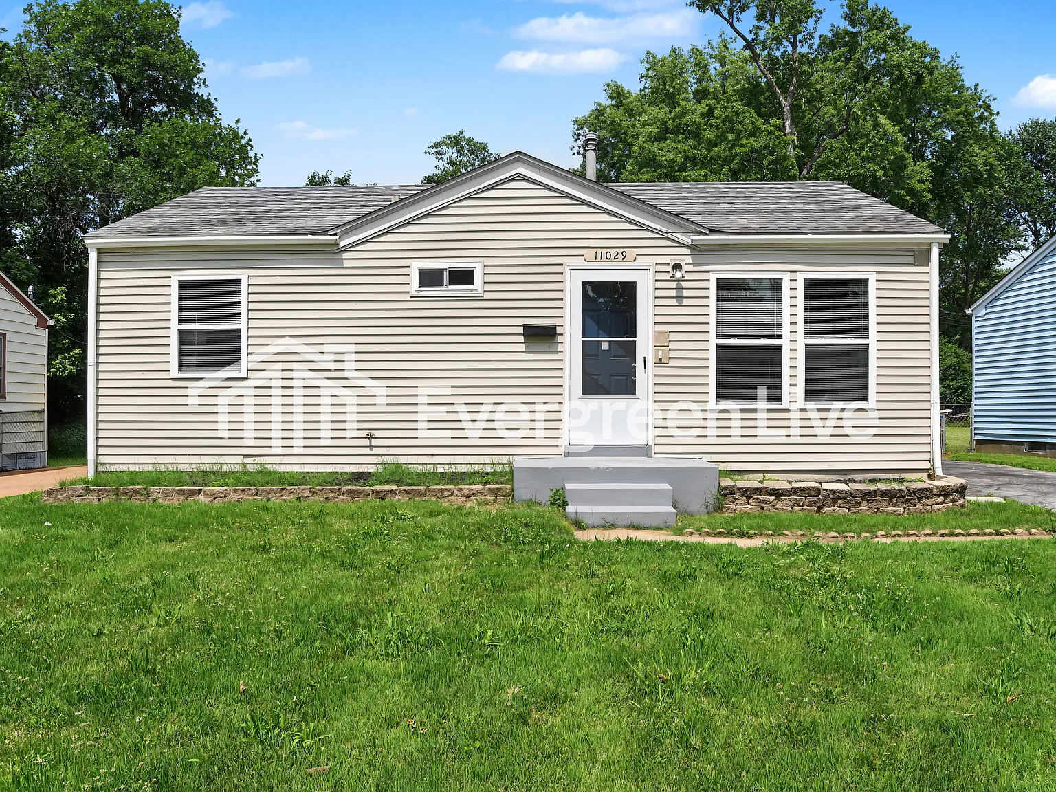 3 bed, 1.0 bath, 1184 sqft, $1,395 — Photo 2