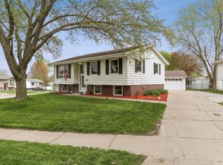 4710 Twin Pine Dr NE, Cedar Rapids, IA 52402