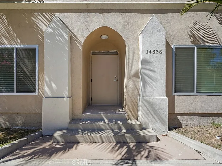 14335 Hamlin St — Photo 4