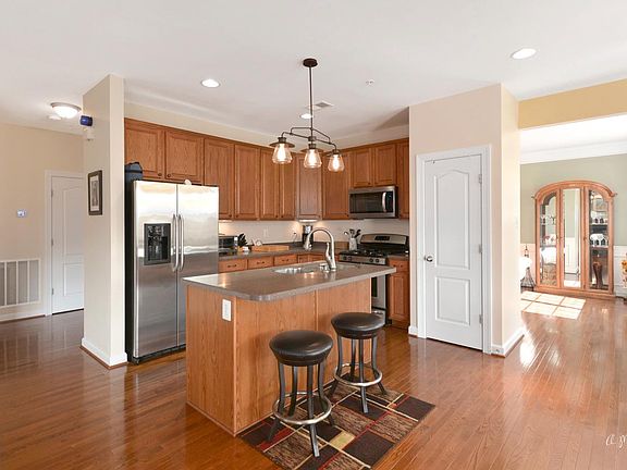 5th image of 218 Greenwich Dr