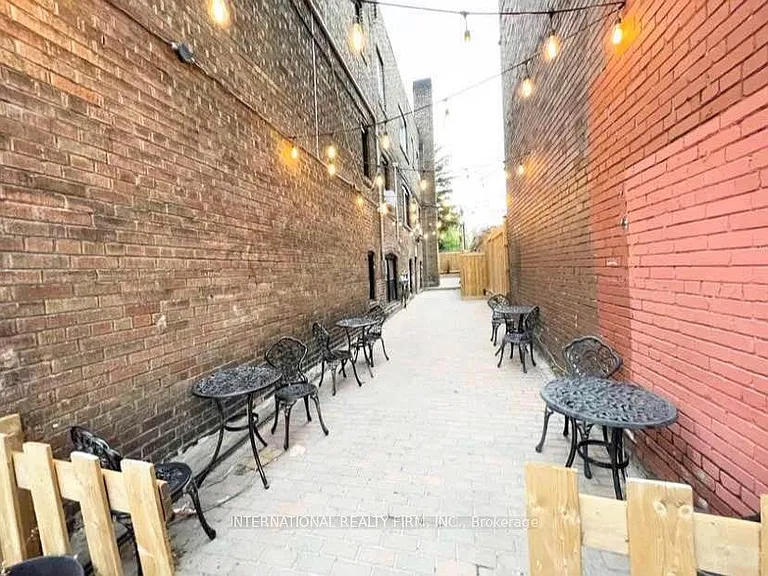 1094 College St #11 — Photo 10