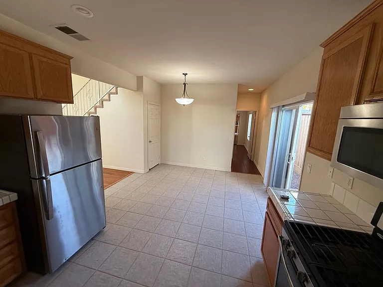 1446 Holly Ave — Photo 8