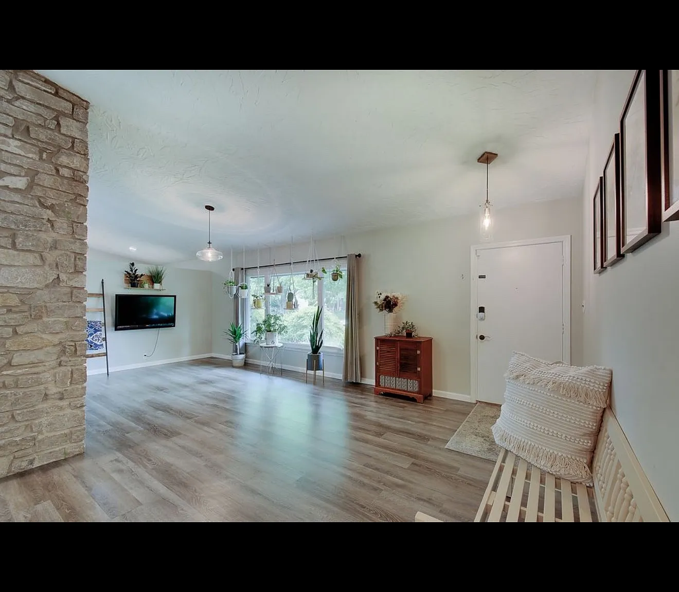 3 bed, 2.5 bath, 1903 sqft, $2,200 — Photo 2