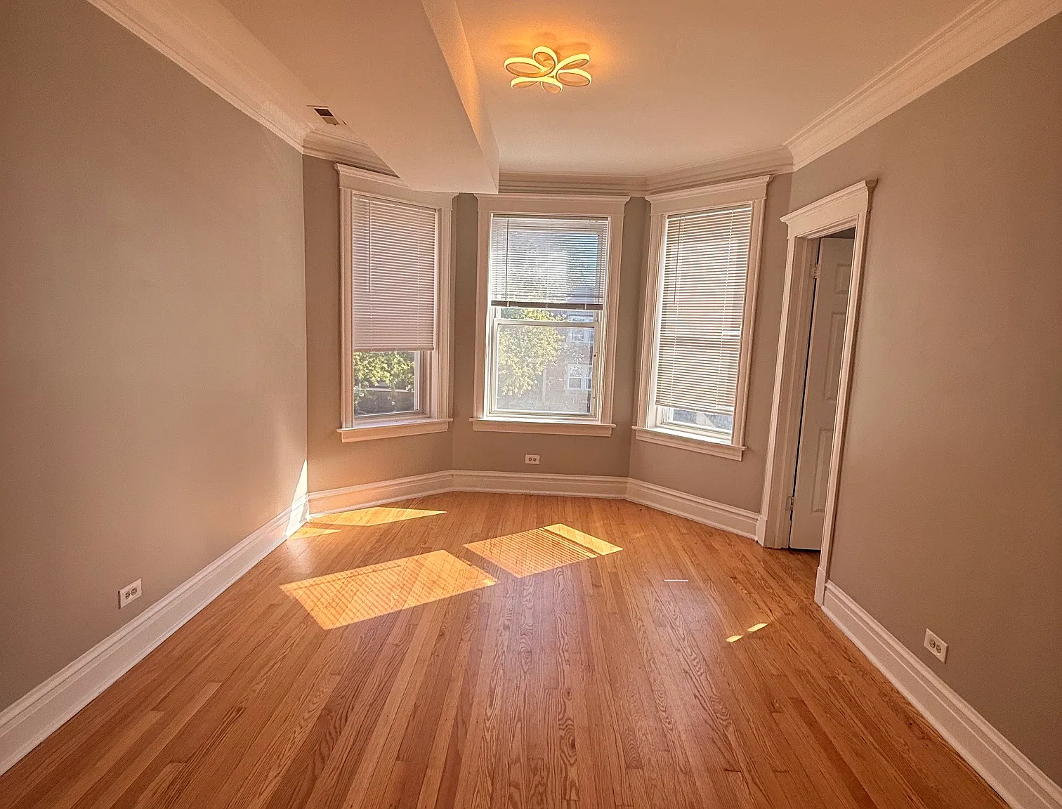 3 bed, 990 sqft, $1,700 — Photo 3