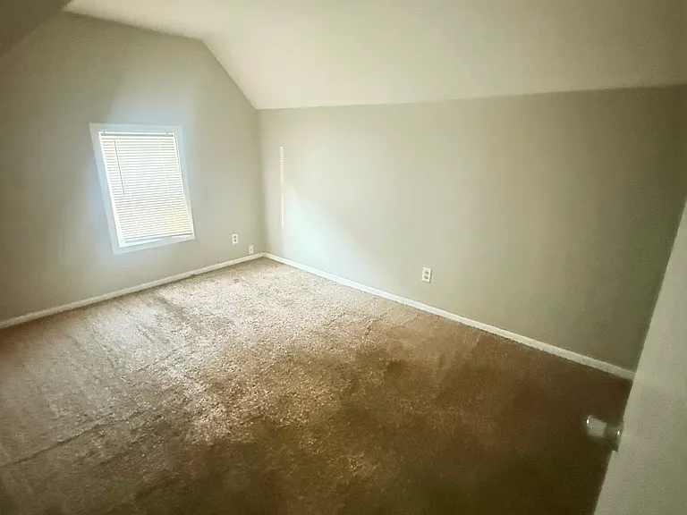 2130 Queen Ave N — Photo 5