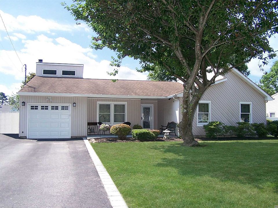 1st image of 876 Peconic St