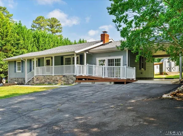 221 Hemlock Dr, Bracey, VA 23919