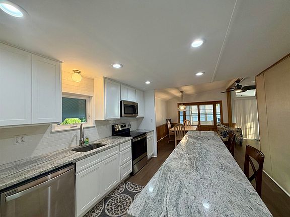 4th image of 542 Oceanside Dr.