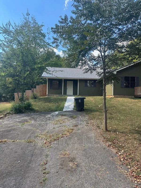 2 bed, 1.0 bath, $1,095 — Photo 2