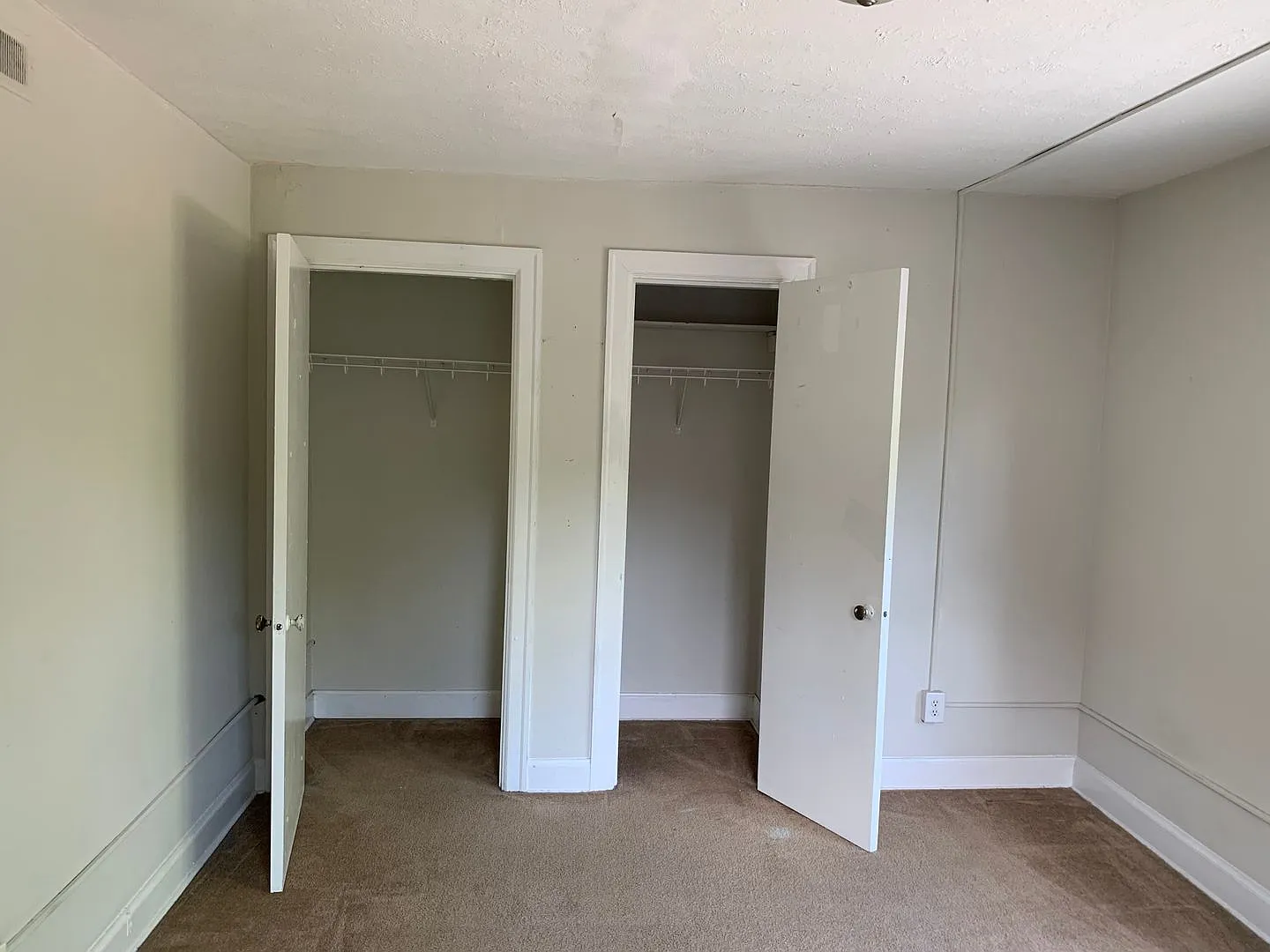 Ideal for Groups of 7! Spacious 4 BR Upper Unit Near UK (Combine with 3 BR Downstairs) — Photo 4