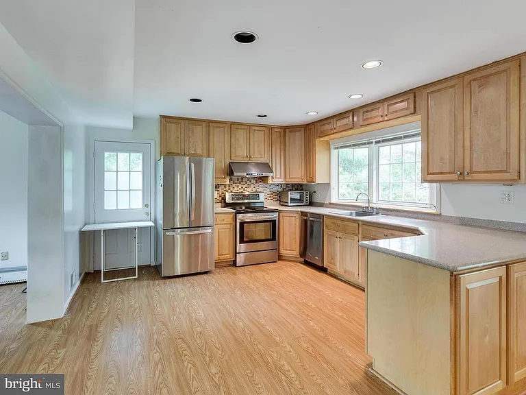 7002 Tyndale St — Photo 11