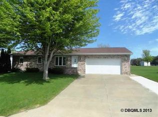 566 Maple Ridge St, Peosta, IA 52068