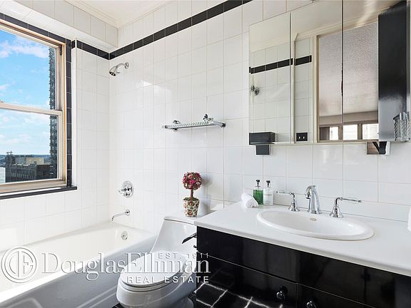 4th image of 300 E 40th St APT 15H