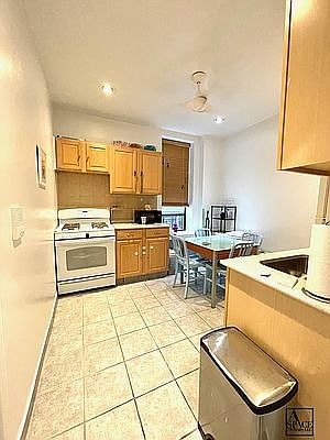 4th image of 218 Grand St #2
