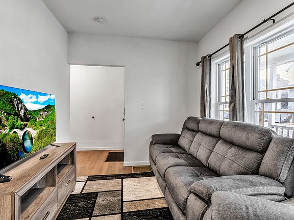 5th image of 240 Trenton Ave #1