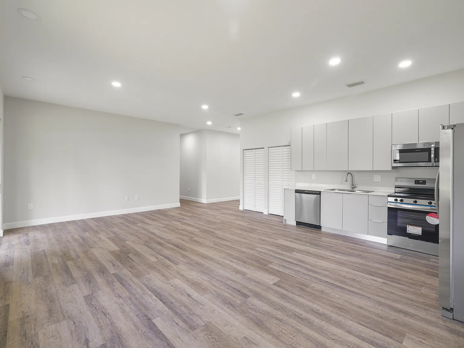 827 Carpenter Street East - 1 — Photo 3
