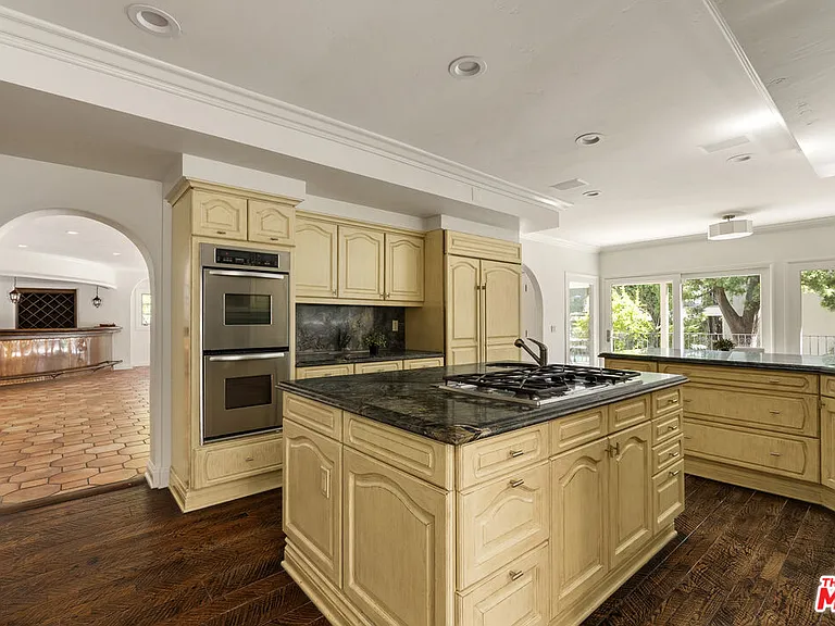512 N Palm Dr — Photo 6