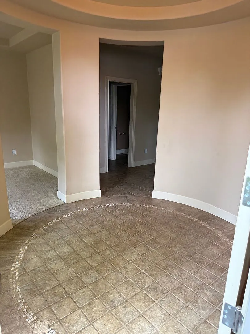 Large Rock Creek Single Family Home — Photo 2
