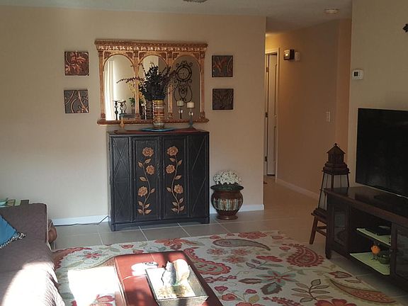 4th image of 569 Coppitt Dr E