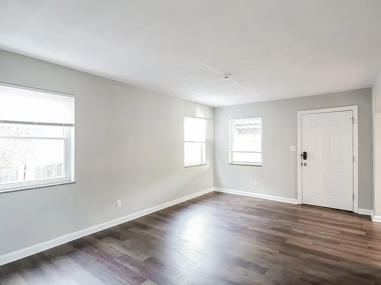 1386001_019_living_room_13083793.jpg