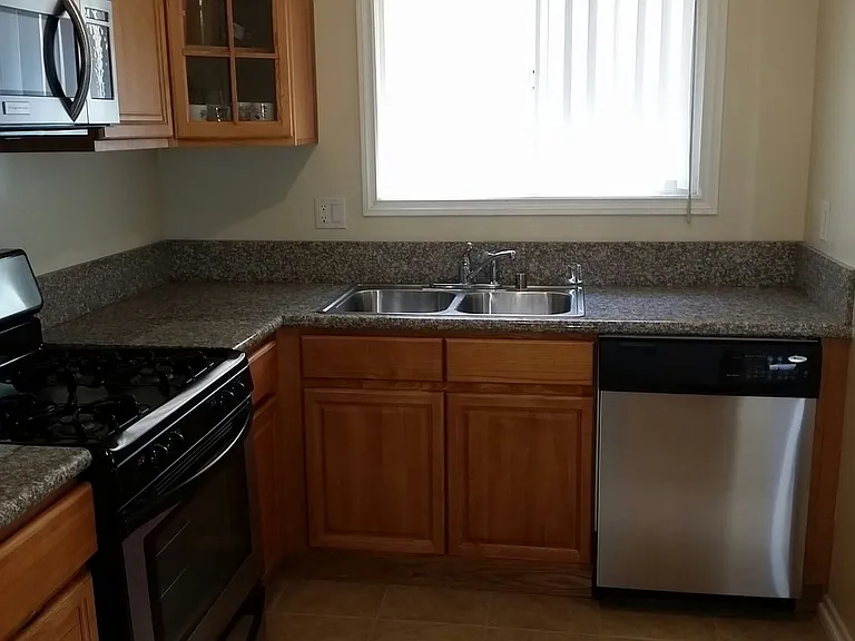 615 N Isabel St — Photo 2