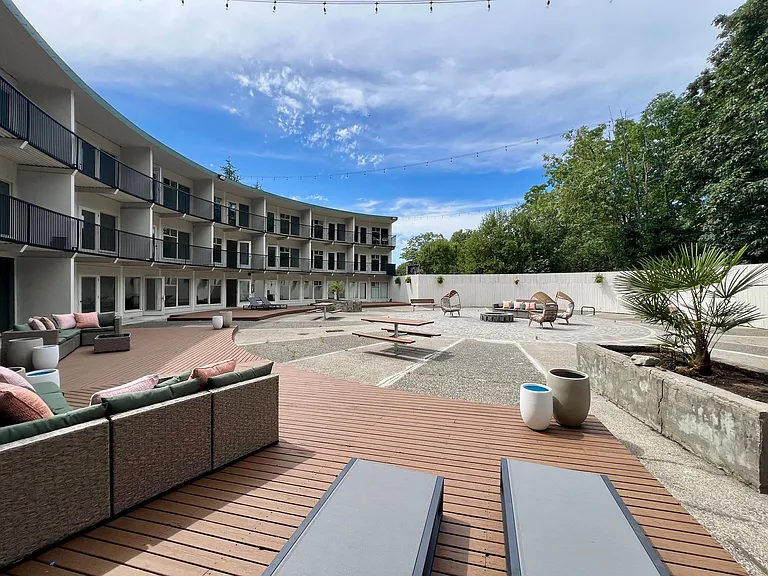 Crescent Apartments — Photo 13