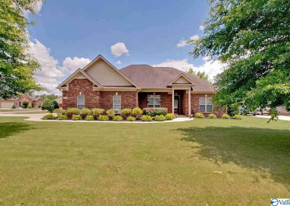 1st image of 130 Laurel Bend Dr
