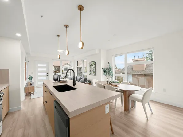 15353 17th Ave #304, Surrey, BC V4A 9G4