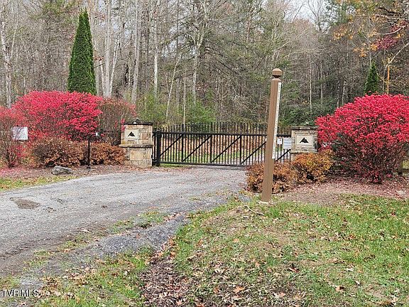 2nd image of 17 Fox Hollow Dr