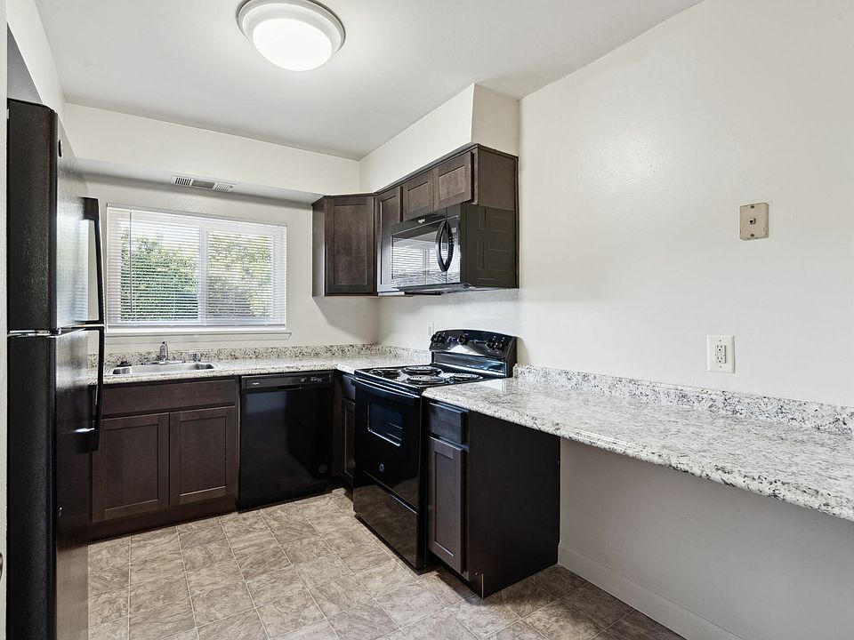 Eat in kitchen with breakfast bar.