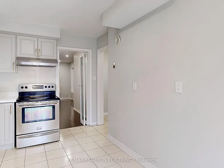 8 Estoril St #UPPER — Photo 8