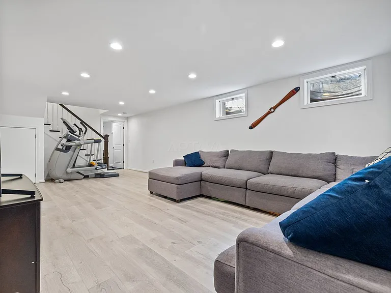 25 Falmouth Rd — Photo 2