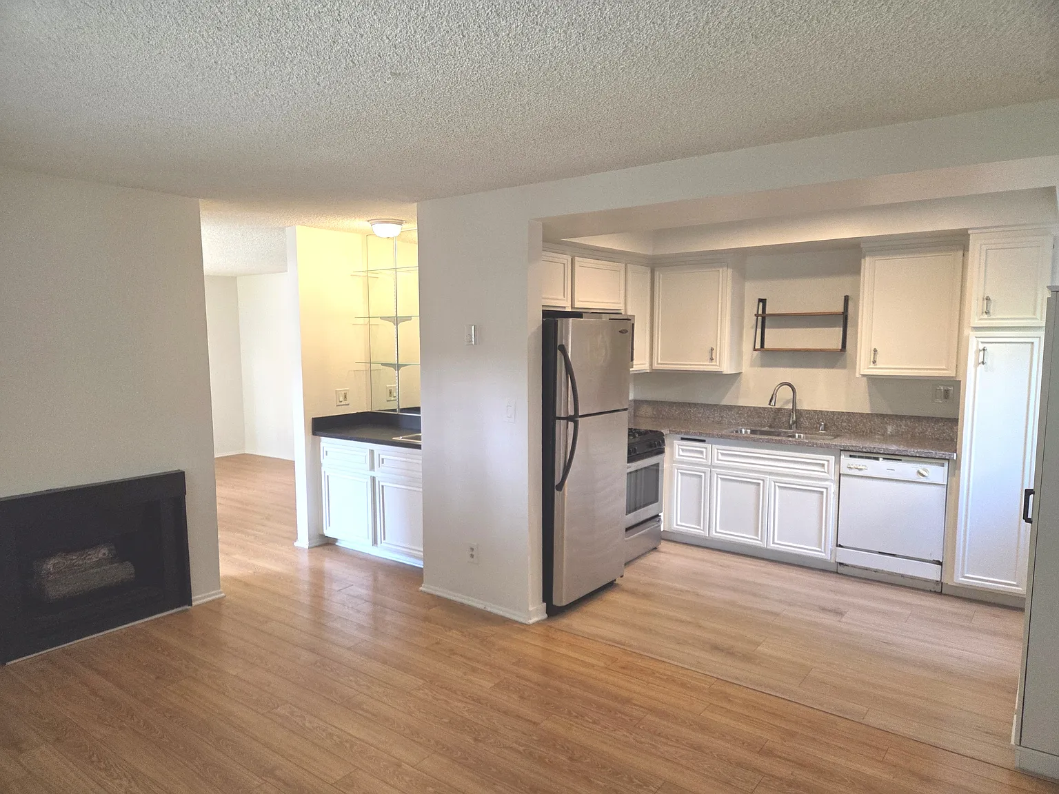 2 bed, 1.5 bath, 1300 sqft, $3,550 — Photo 4